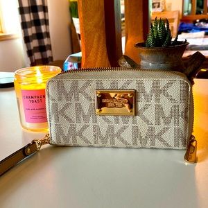 ⭐️ MICHAEL KORS⭐️ wristlet/wallet